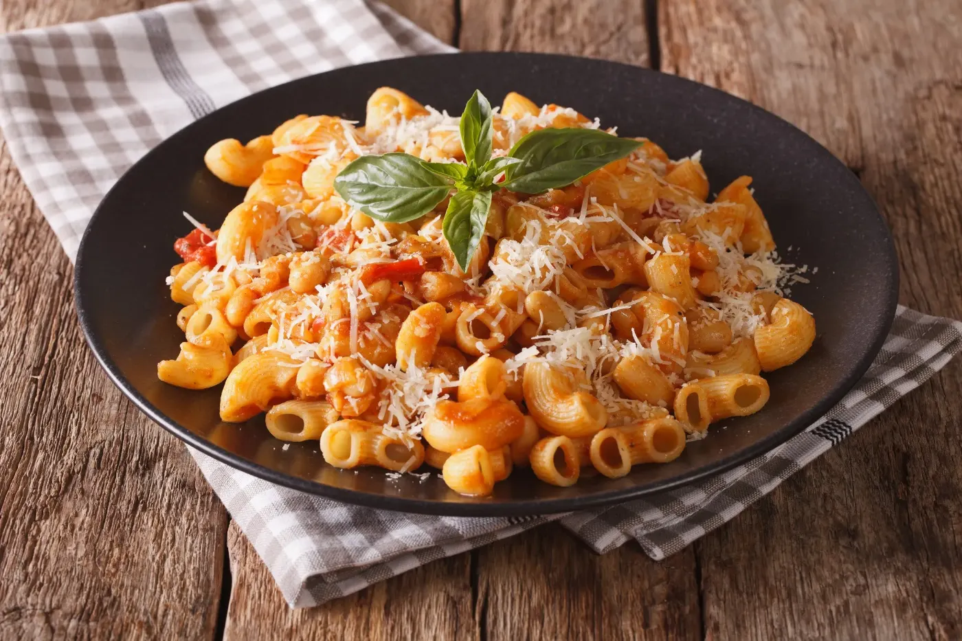 Nudeln in Tomatensauce mit Käse und frischem Basilikum